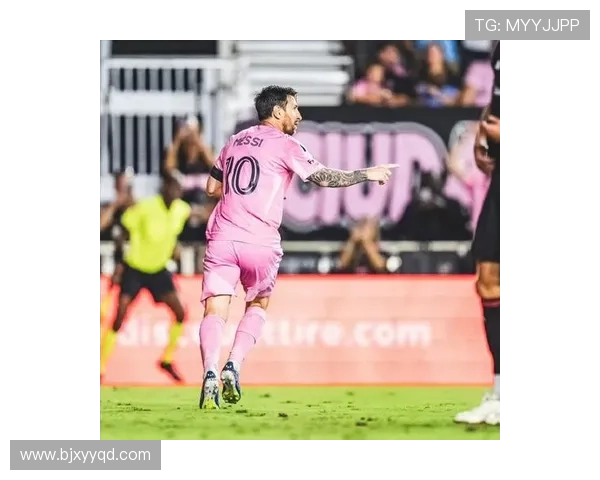 梅西加盟迈阿密国际后首次公开亮相大秀球技 球迷热情高涨