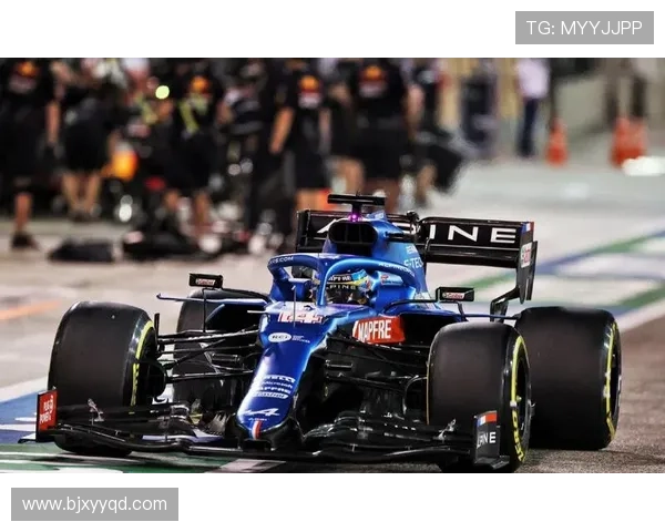 F1赛季最新动态：赛车技术革新引领赛场竞争 新兴车队崭露头角