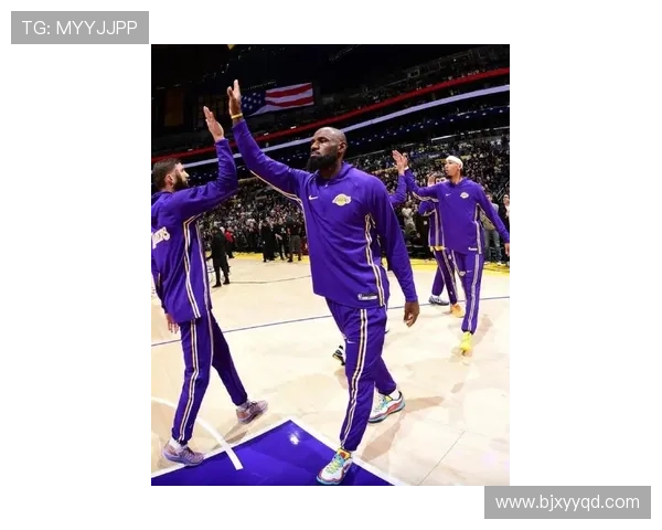 詹姆斯领衔湖人全队拼搏新赛季 季前赛表现引发球迷热议